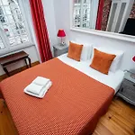 Spacious 3-bedroom Triplex With Terrace In Lägenhet Lisboa