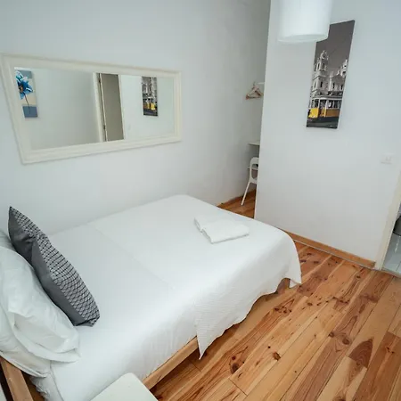Appartement Spacious 3-bedroom 3 Doblebed 1 Sofabed 2 Bathroom Triplex With Terrace In Lissabon