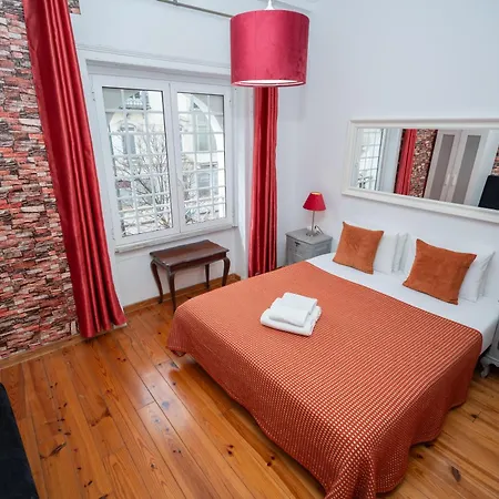 Spacious 3-bedroom 3 Doblebed 1 Sofabed 2 Bathroom Triplex With Terrace In Appartement Lissabon