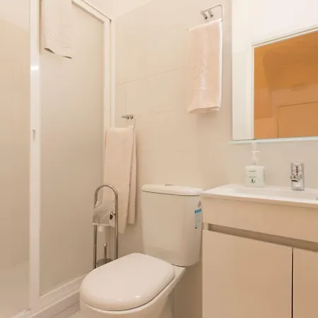 Spacious 3-bedroom Triplex With Terrace In アパート リスボン