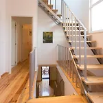 Spacious 3-Bedroom Triplex Apartment With Terrace In Central Lisbon شقة Lisboa