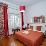 Spacious 3-Bedroom Triplex Apartment With Terrace In Central Lisbon شقة