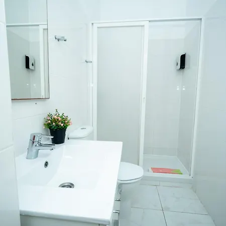 Spacious 3-Bedroom Triplex Apartment With Terrace In Central Lisbon شقة Lisboa